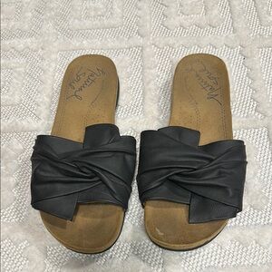 Naturalizer Black and Tan Sandals with Bow Design